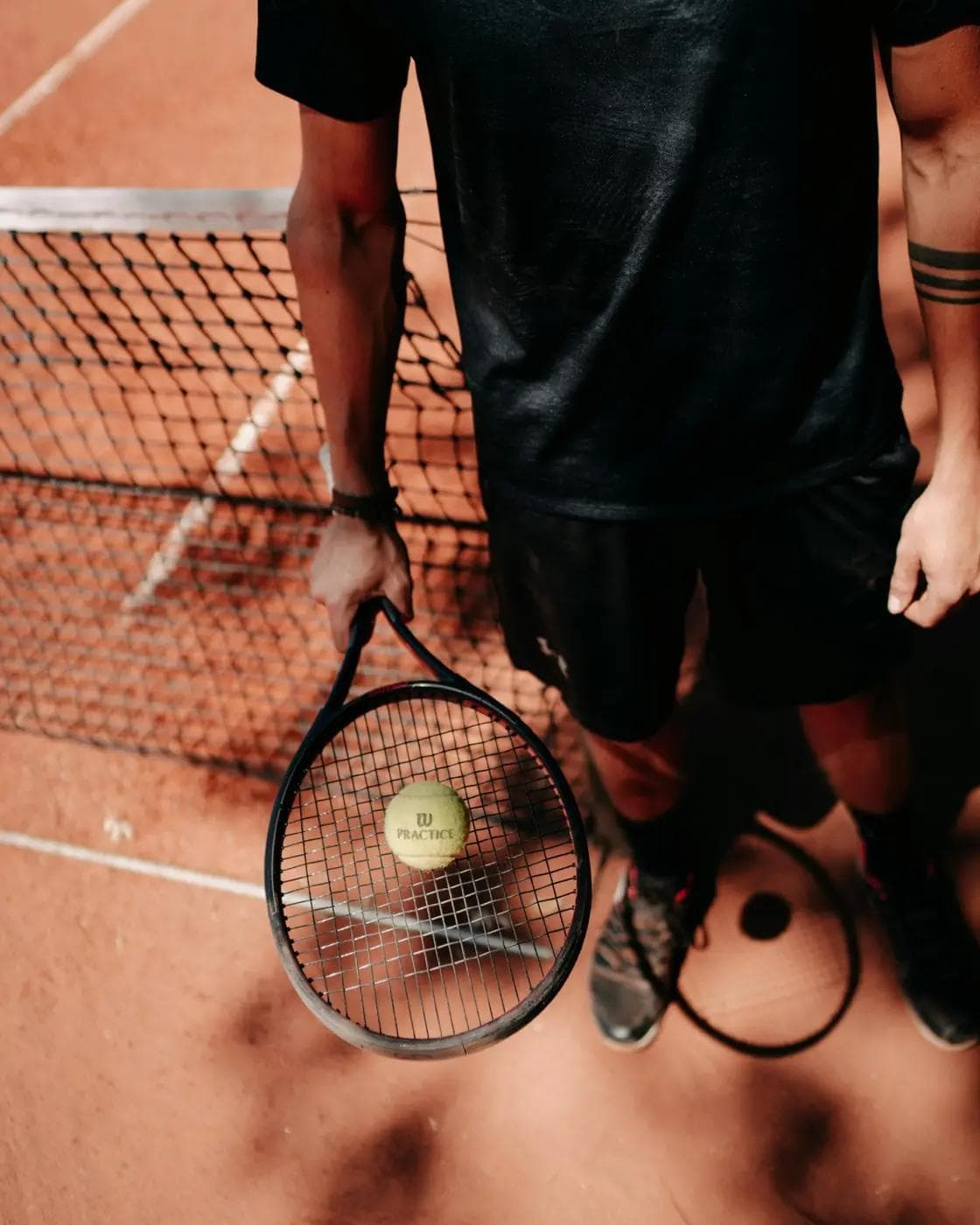 Tenista concentrado, sozinho antes do ponto