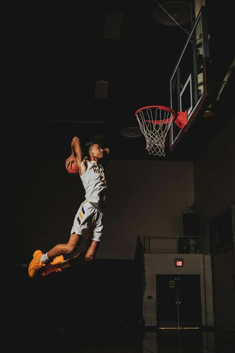 Jogador de basquetebol em salto, esforço e determinação